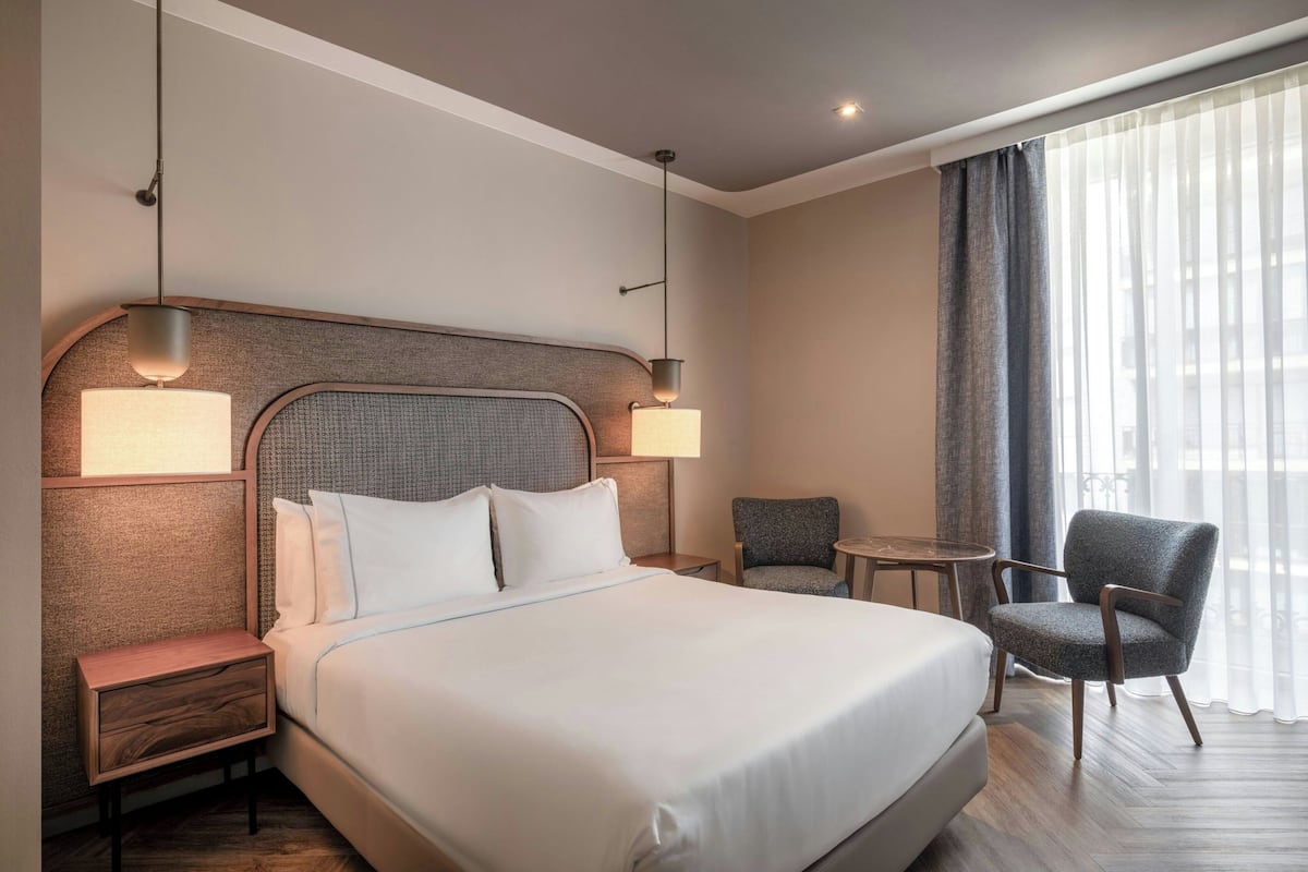 Standard Room, 1 Queen Bed | 1 bedroom, minibar, in-room safe, desk