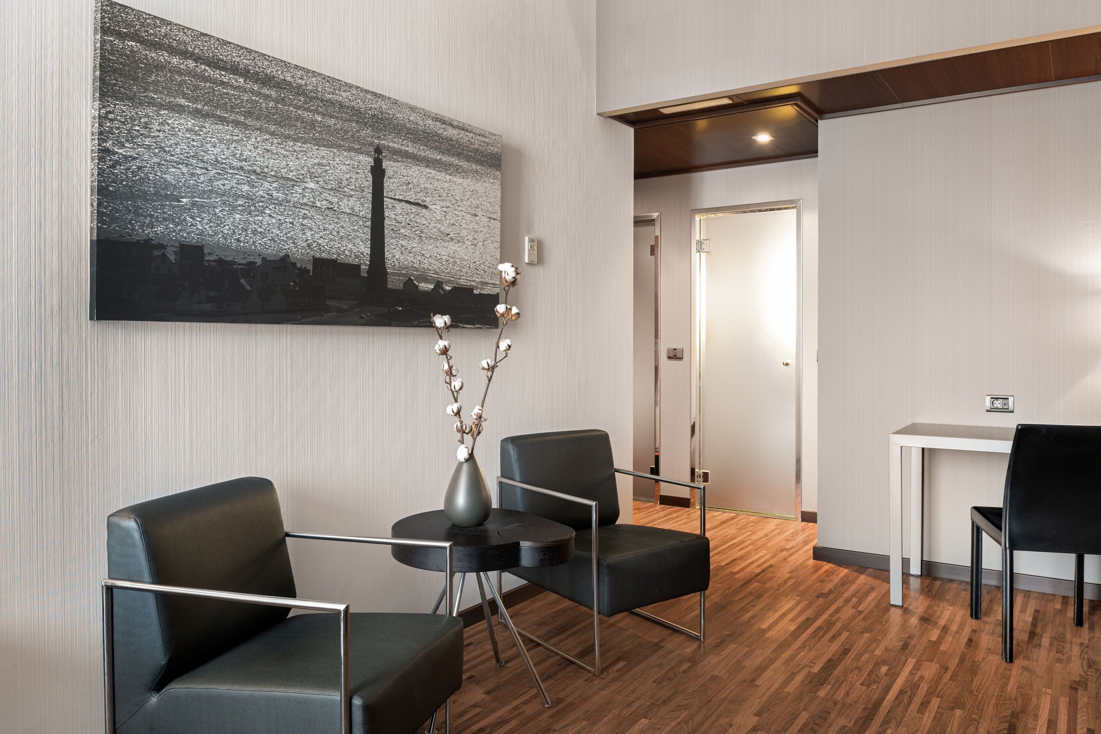 superior room, 1 king bed, non smoking | 1 bedroom, minibar, in-room safe, desk