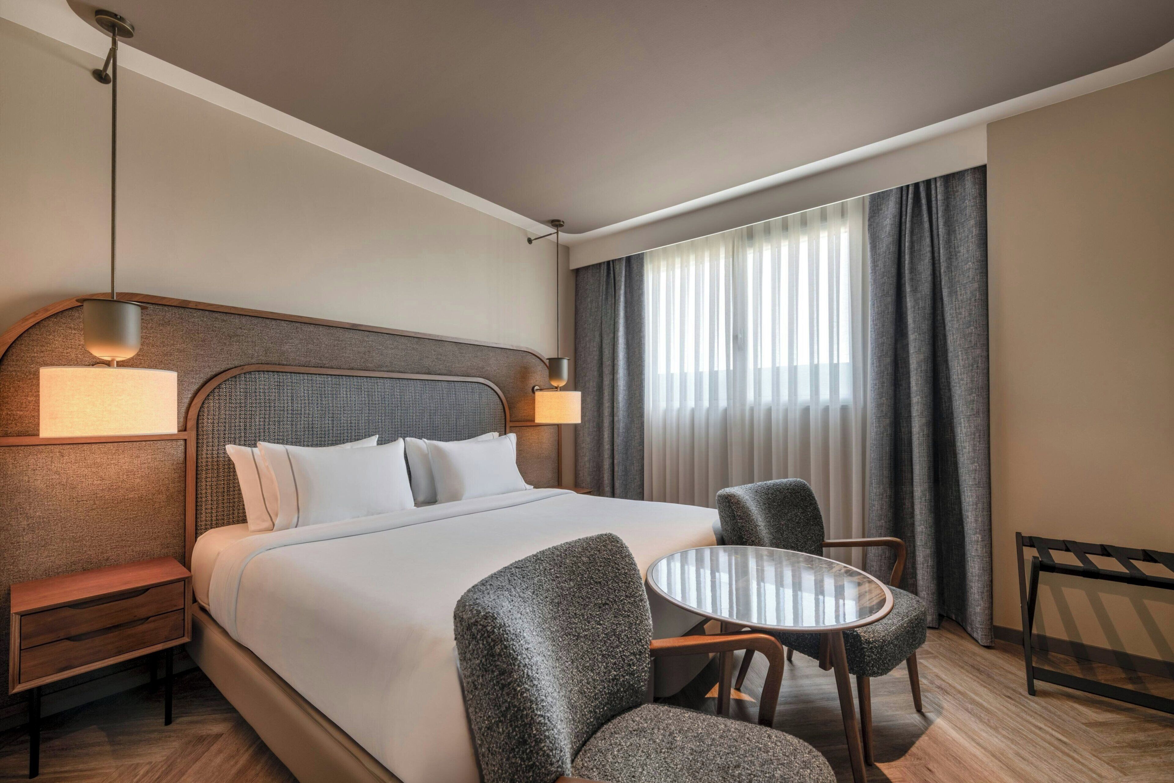 Standard Room, 1 King Bed | 1 bedroom, minibar, in-room safe, desk