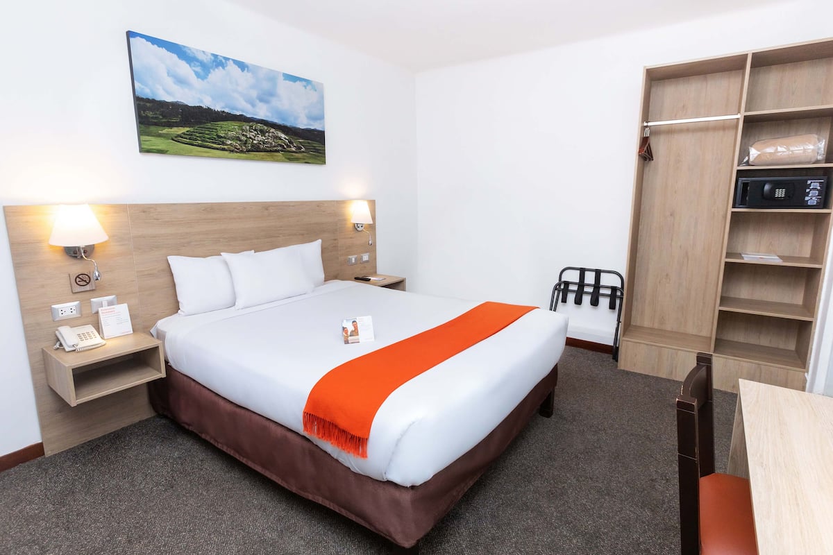 Chambre Tradition, 1 grand lit 1 place