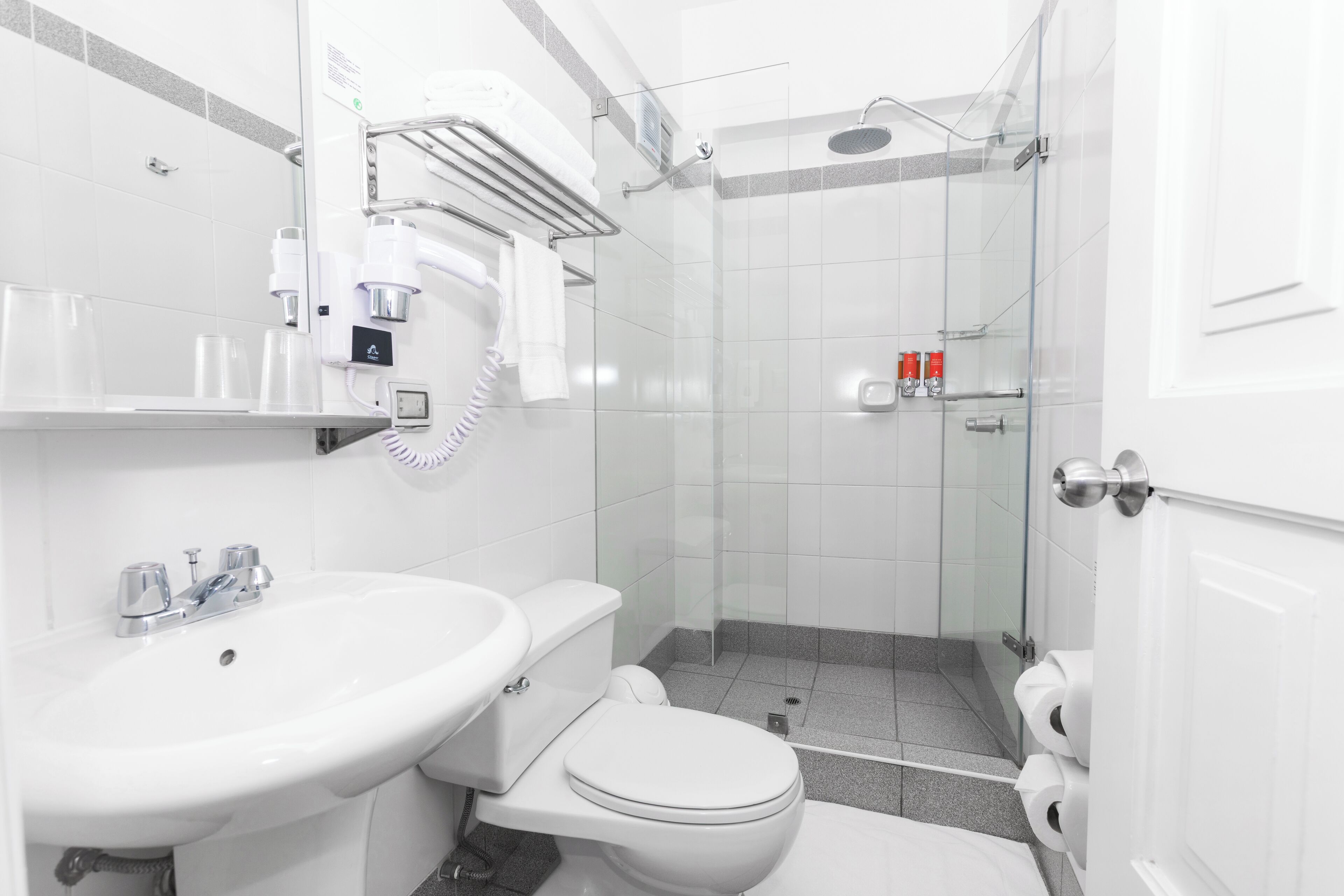 traditional room, 2 single beds, city view | bathroom | shower, designer toiletries, hair dryer, towels