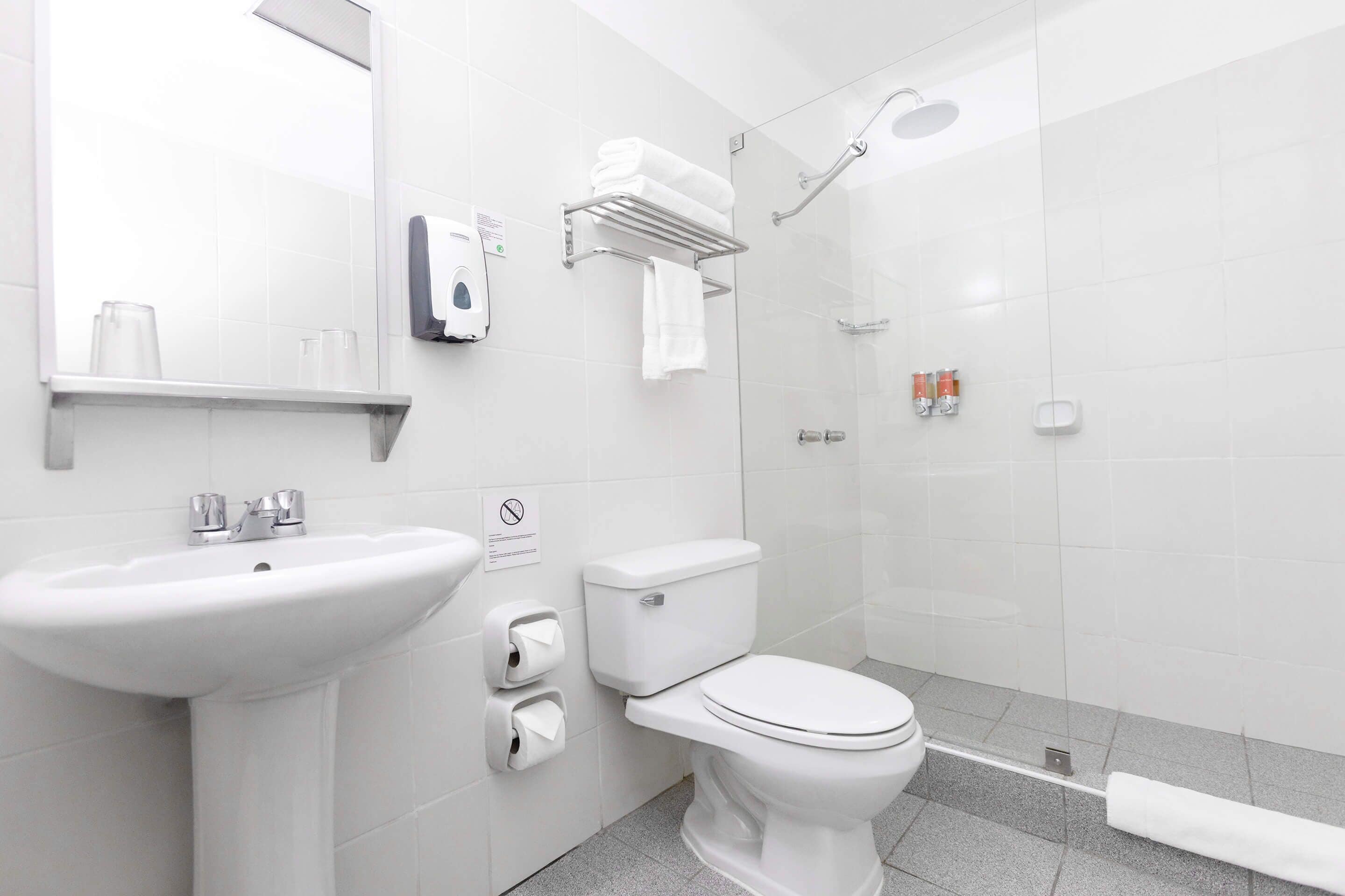 traditional room, 1 large single bed | bathroom | shower, designer toiletries, hair dryer, towels