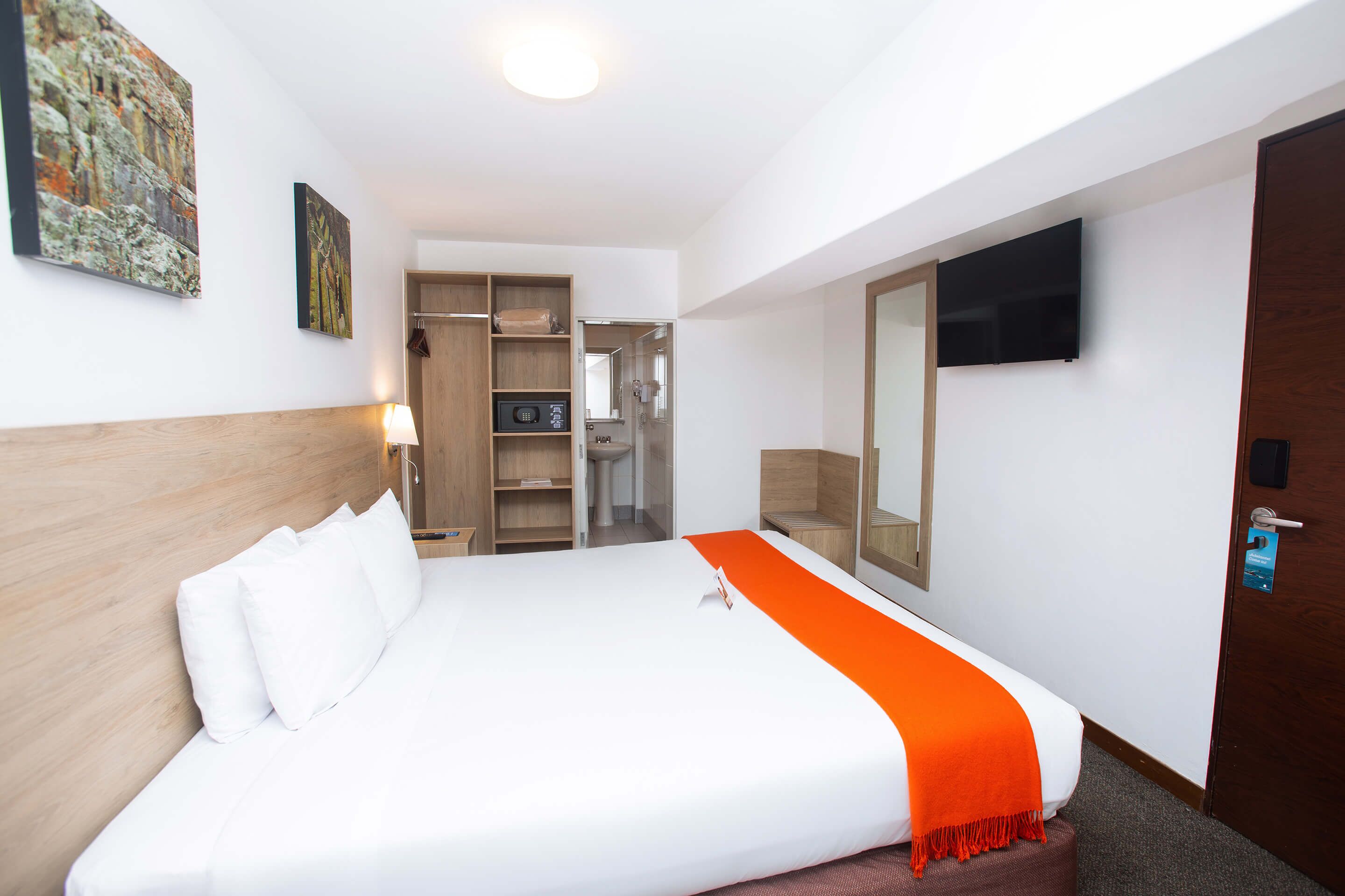 Habitación tradicional, 1 cama de matrimonio | Edredones de plumas, caja fuerte, escritorio y cunas gratuitas