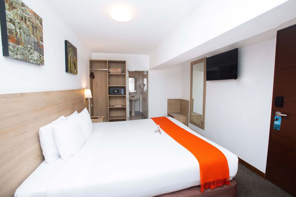 Tradisjonelt rom, 1 queensize-seng | Dundyner, safe på rommet, skrivebord og barnesenger (inkludert)
