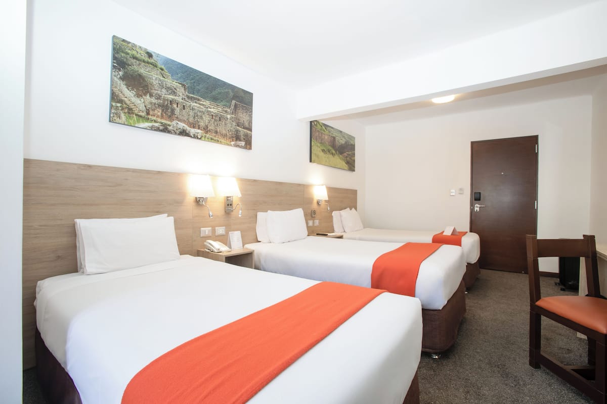 Tradisjonelt tremannsrom, 3 enkeltsenger, byutsikt | Dundyner, safe på rommet, skrivebord og barnesenger (inkludert)