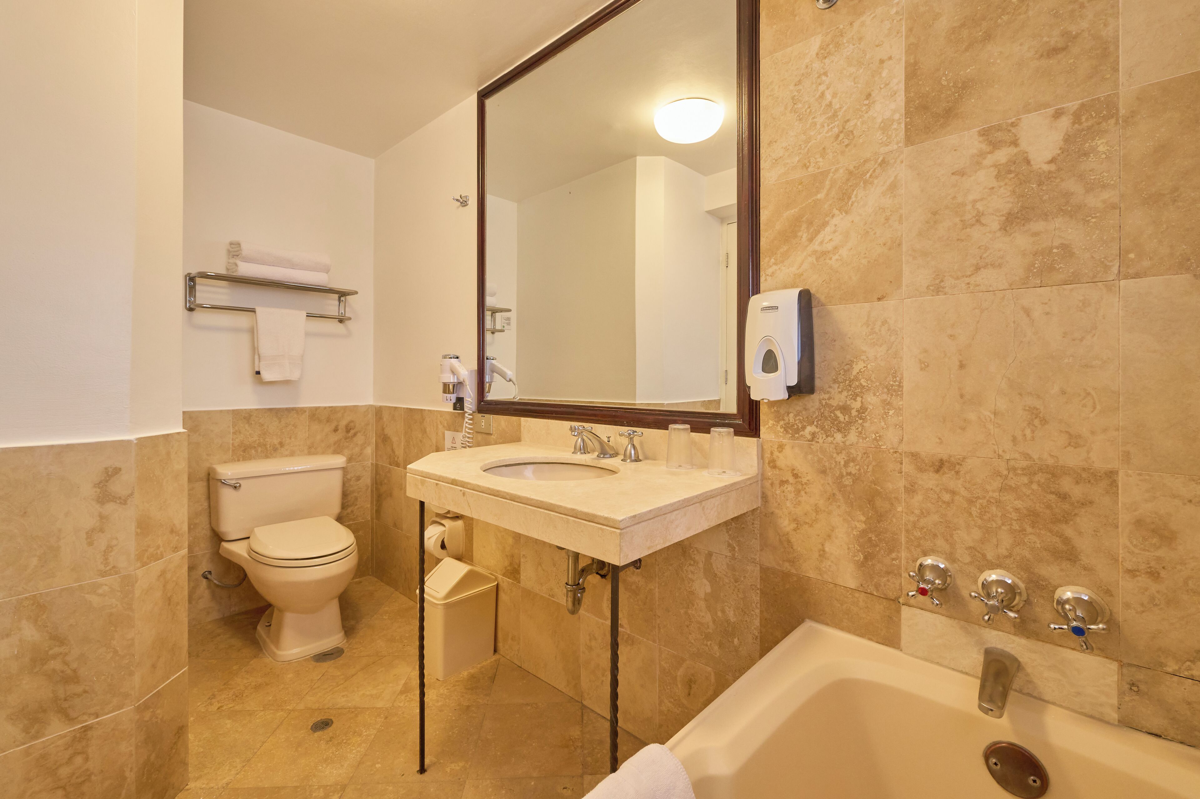 traditional room, 1 single bed | bathroom | shower, free toiletries, hair dryer, towels