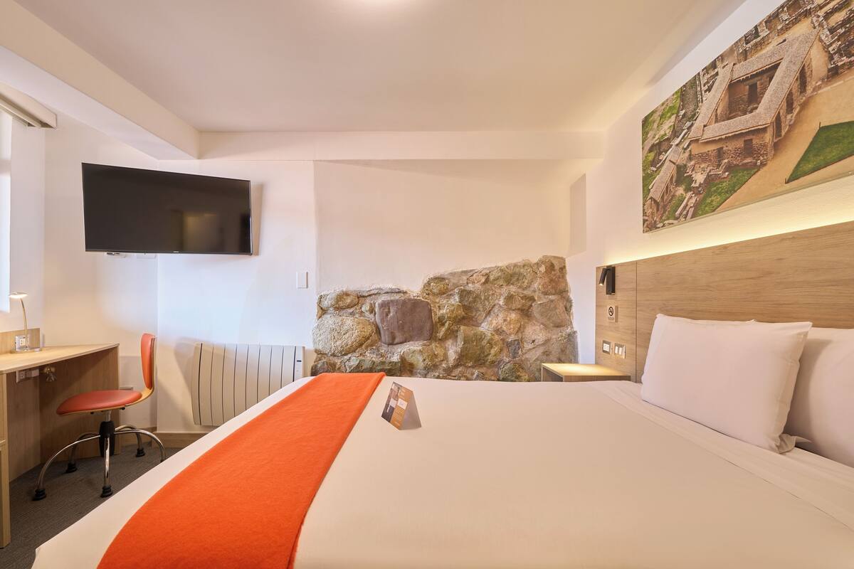 Traditional Room, 1 Twin Bed | 1 bedroom, in-room safe, desk, soundproofing