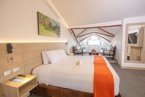 Suite, 1 kingsize bed | Een kluis op de kamer, een bureau, geluiddichte muren, gratis wifi