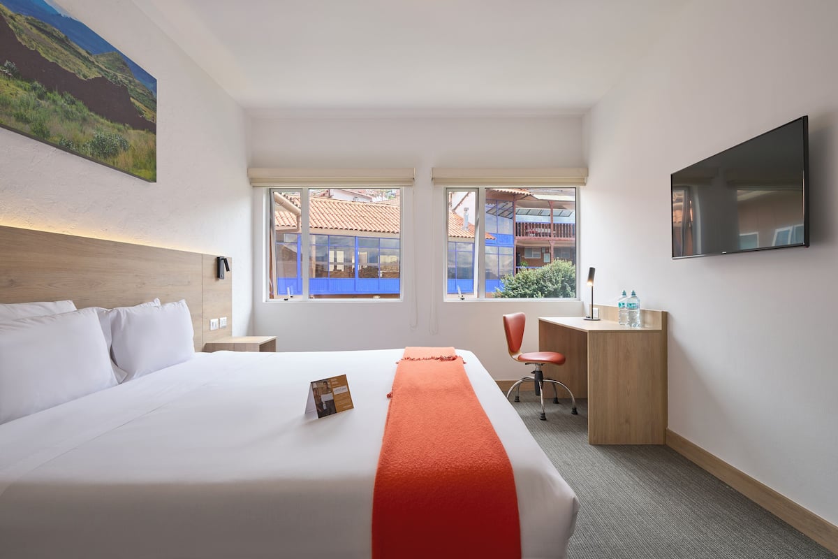 Superior Room, 1 Queen Bed, Courtyard View | 1 bedroom, in-room safe, desk, soundproofing