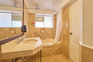 Chambre Tradition, 1 lit une place | Salle de bain | Douche, articles de toilette gratuits, sèche-cheveux