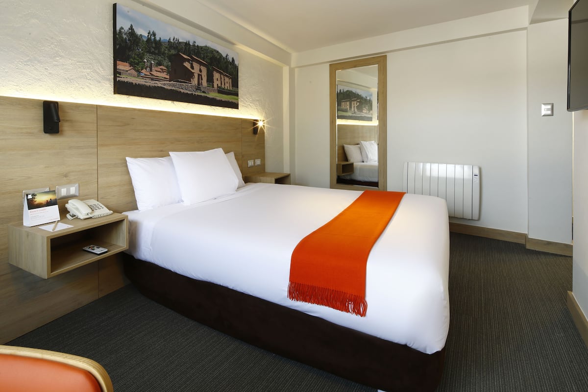 Traditional Room, 1 Queen Bed | 1 bedroom, in-room safe, desk, soundproofing