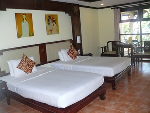 Minibar, brankas, meja kerja, dan tirai kedap cahaya