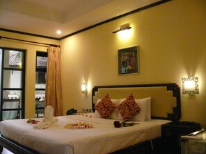 Minibar, in-room safe, desk, blackout curtains - Long Hai Beach Resort (Ho Chi Minh City)
