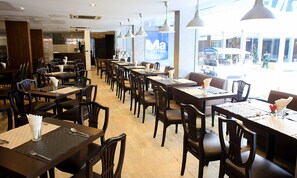 供應早餐、午餐和晚餐，國際料理