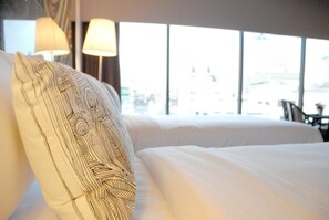 Select Comfort 床墊、迷你吧、客房內保險箱、書桌