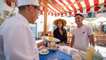 Frukost, lunch och middag serveras