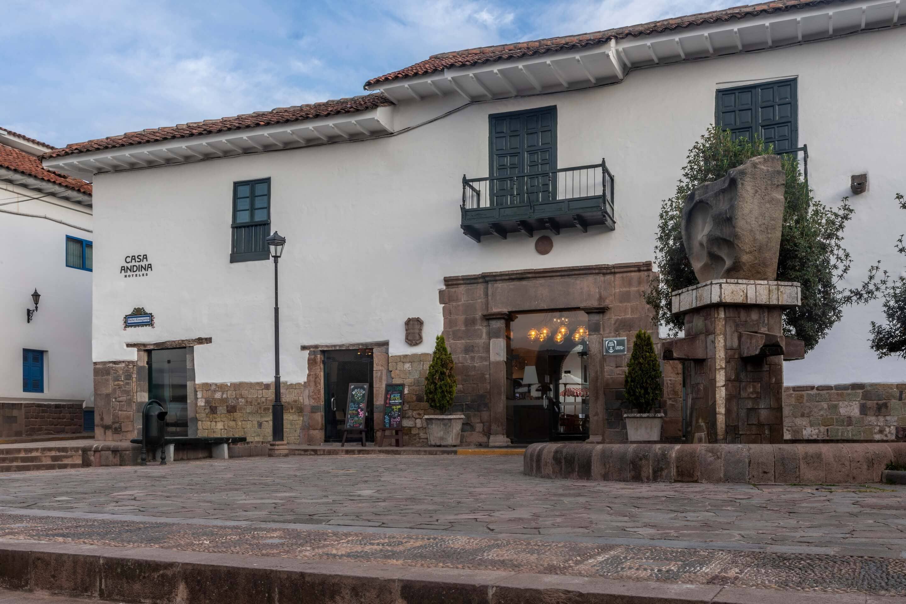 Un edificio blanco con un cartel que dice "CASA ANDINA HOTELS".