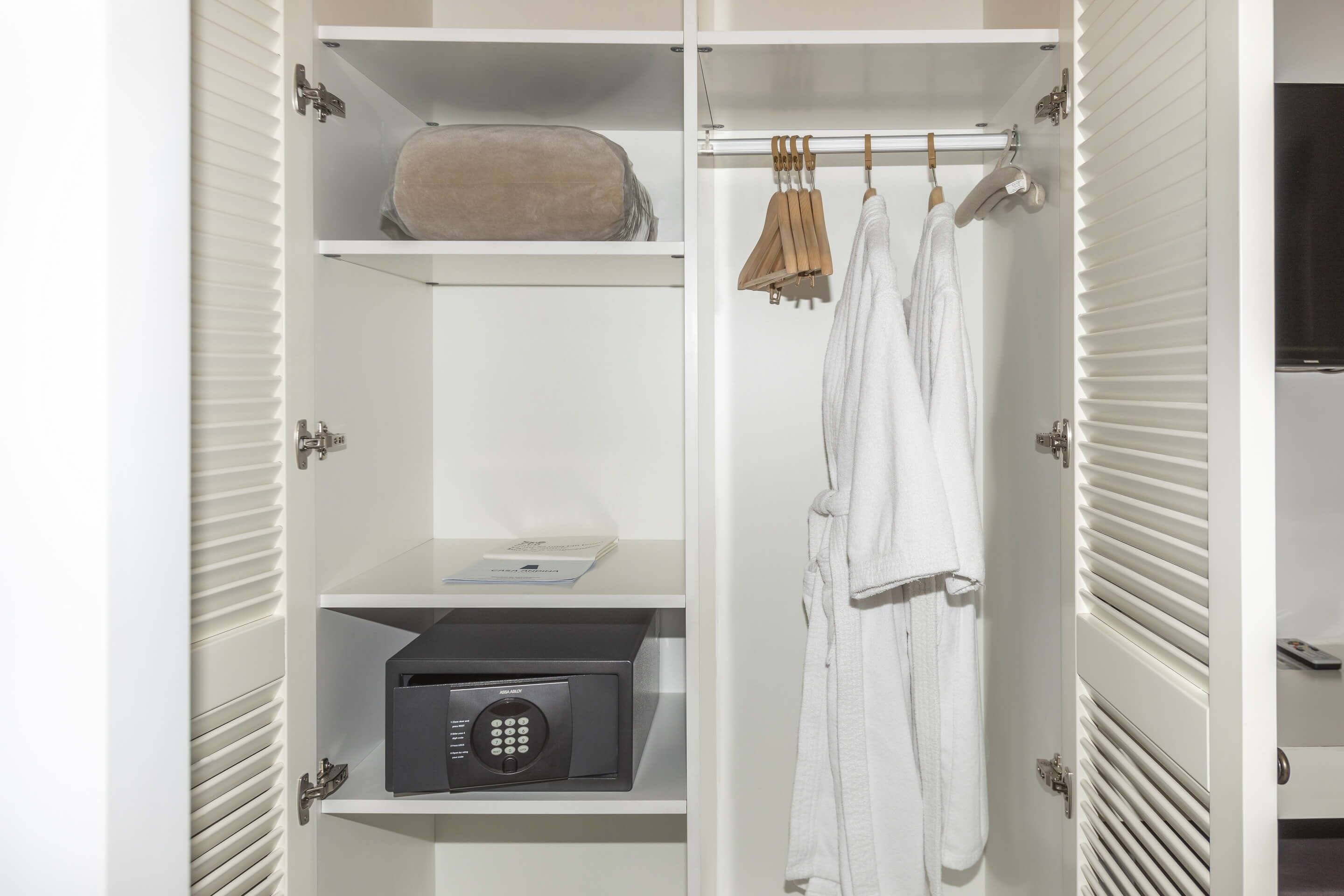 suite, 1 king bed | 1 bedroom, minibar, in-room safe, desk