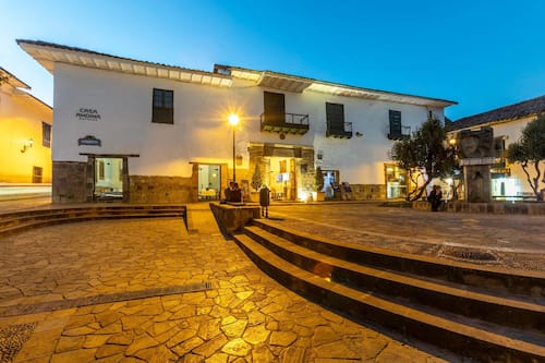 Fachada da propriedade à noite