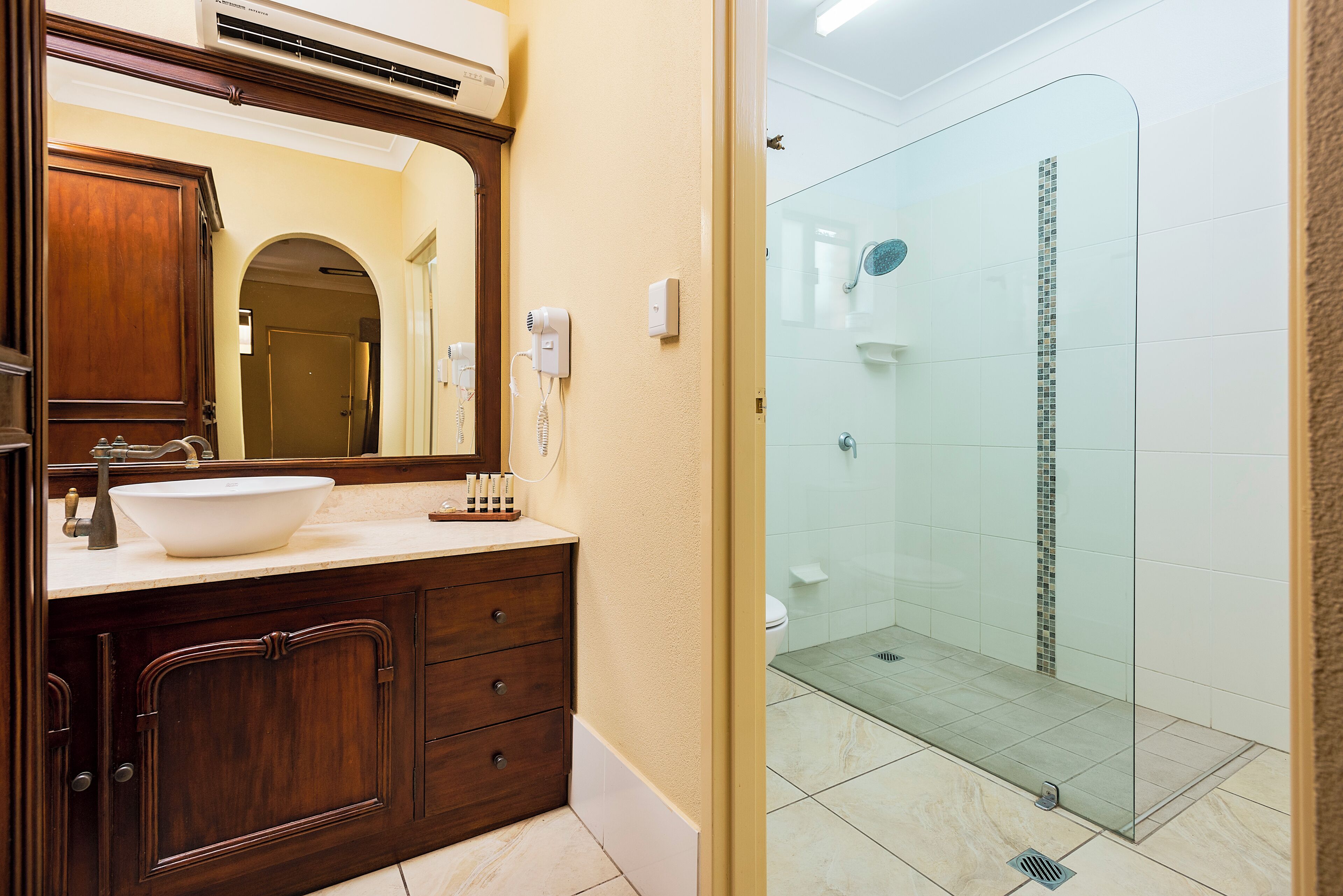 Camera Executive, 1 letto king (Kexe) | Bagno | Asciugacapelli, asciugamani