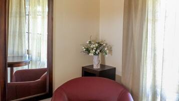 2 bedrooms, premium bedding, minibar, desk