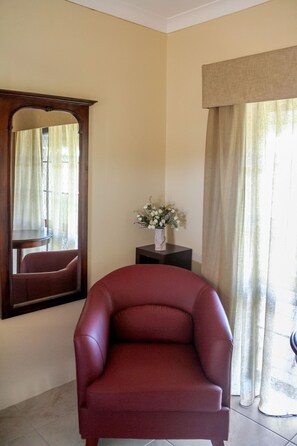 2 bedrooms, premium bedding, minibar, desk
