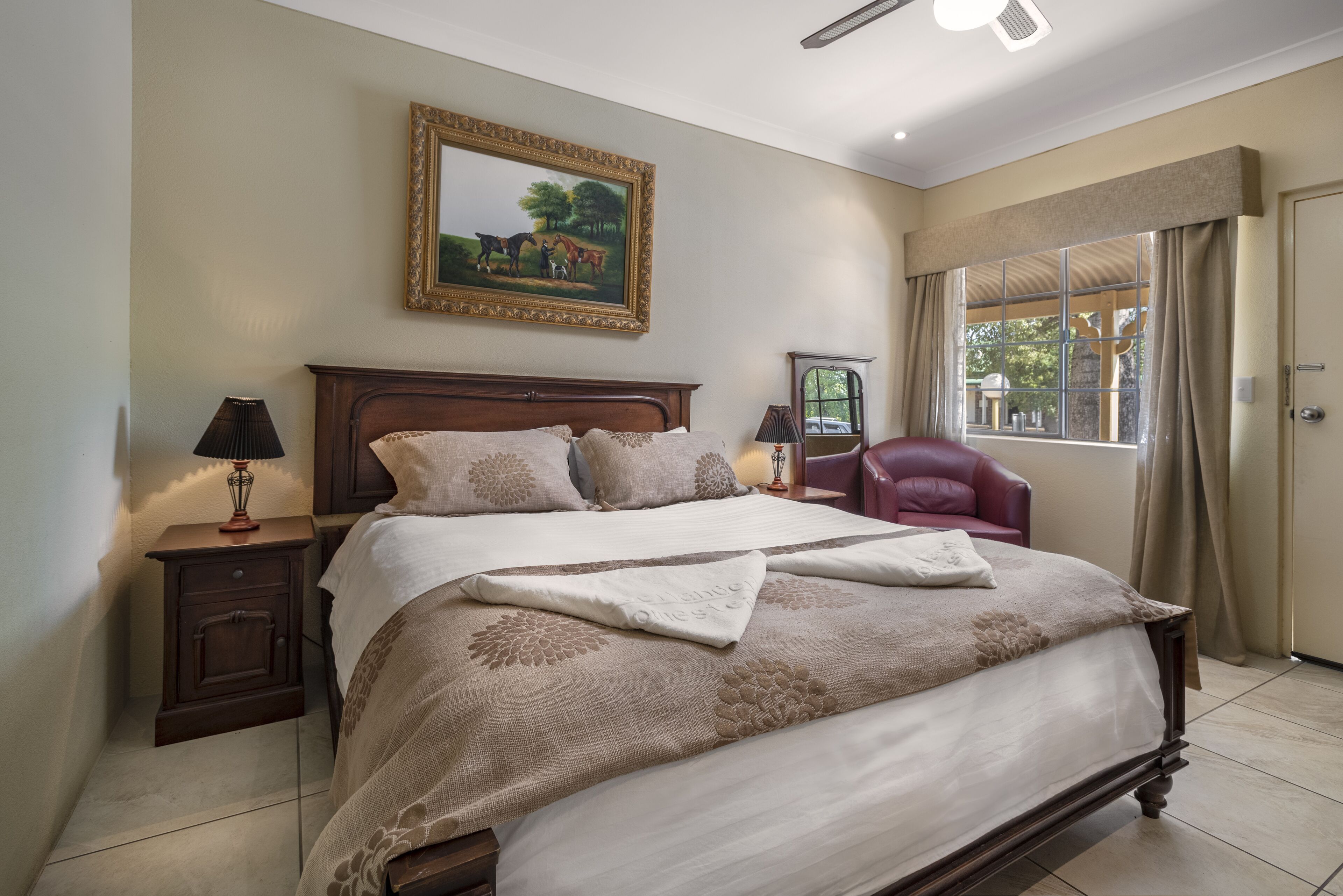 2 bedrooms, premium bedding, minibar, desk