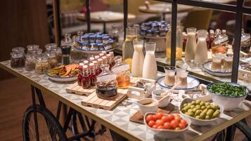 Ein reichhaltiges Buffet mit verschiedenen Speisen und Beilagen.