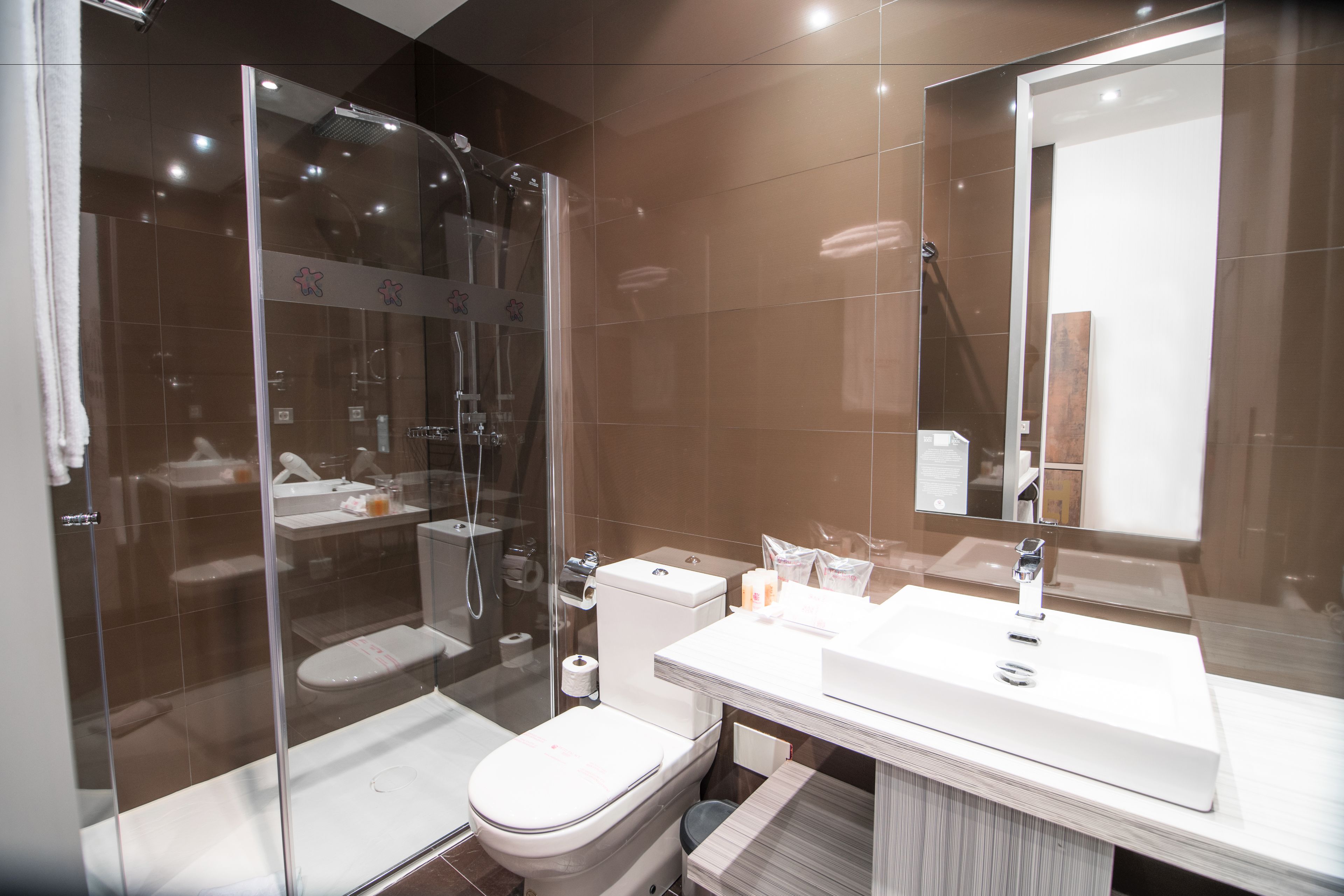 room for 6 people | bathroom | deep-soaking bathtub, hair dryer, towels, soap