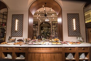 Petit déjeuner buffet (16 EUR par personne)