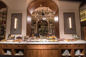 Sarapan bufet setiap hari (EUR 16 seorang) 