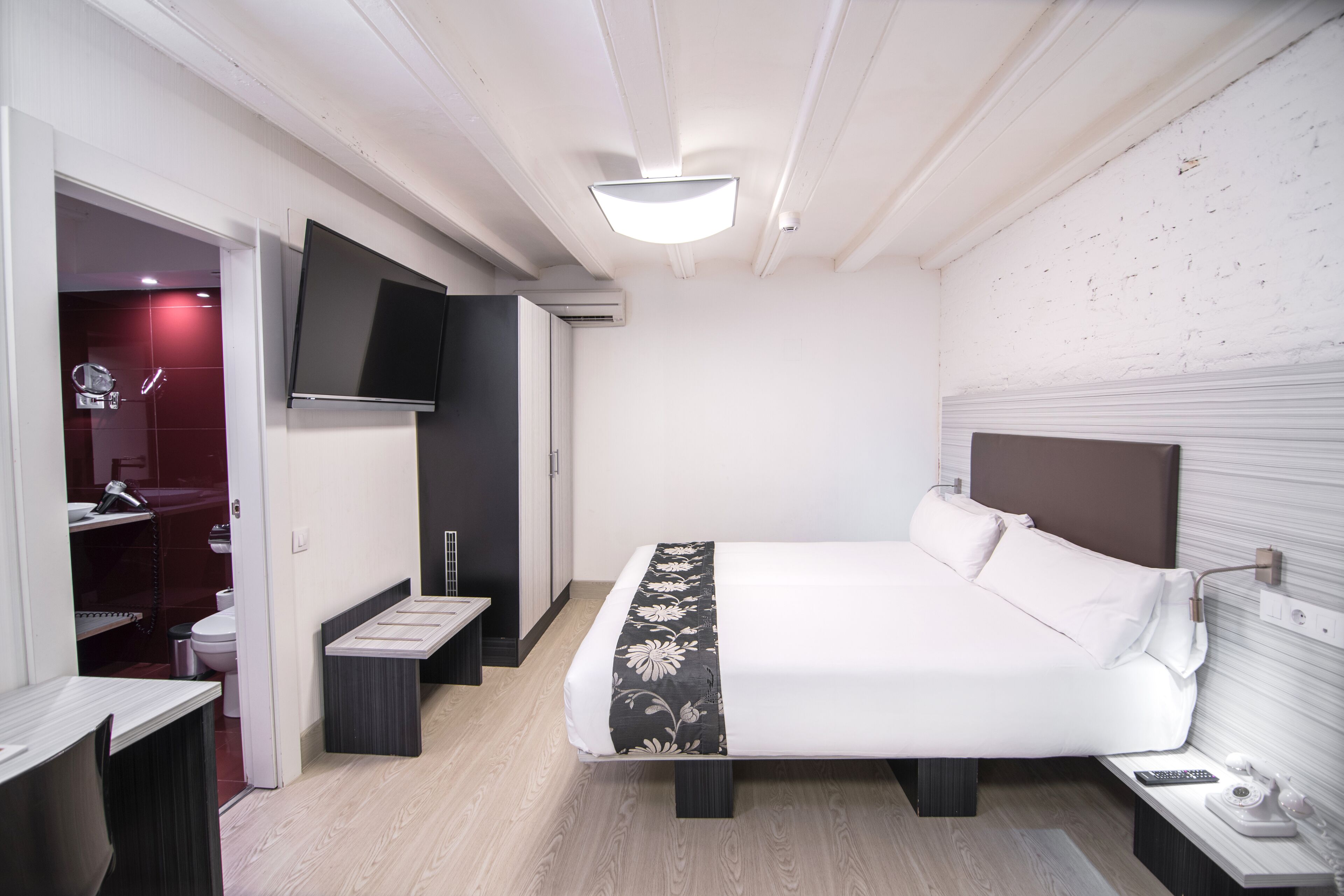 Minibar, Zimmersafe, Schreibtisch, Verdunkelungsvorhänge