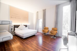Habitación cuádruple superior | Minibar, caja fuerte, escritorio y cortinas opacas
