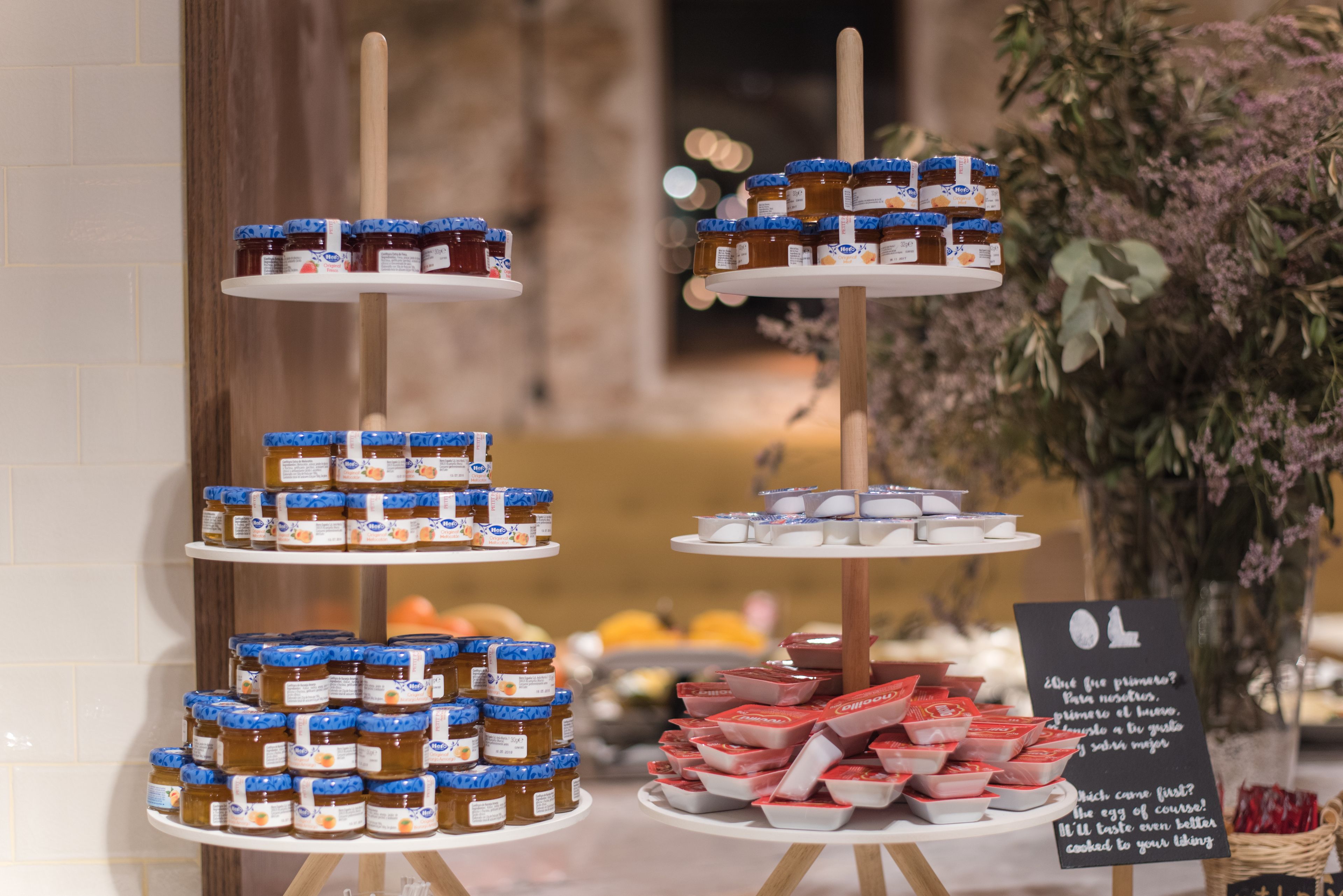 Variedad de alimentos, incluyendo tarros de miel y aperitivos envasados.