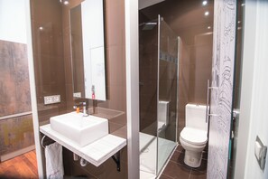 Zimmer (6 people) | Badezimmer | Komfortbadewanne, Haartrockner, Handtücher, Seife