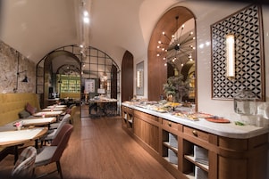 Café da manhã com buffet todos os dias mediante uma taxa