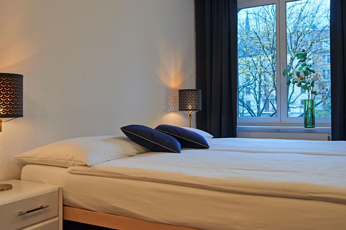 Twin Room, Shared Bathroom (incl. City Tax) | Meja, seterika/papan seterika, katil bayi/kot (percuma)