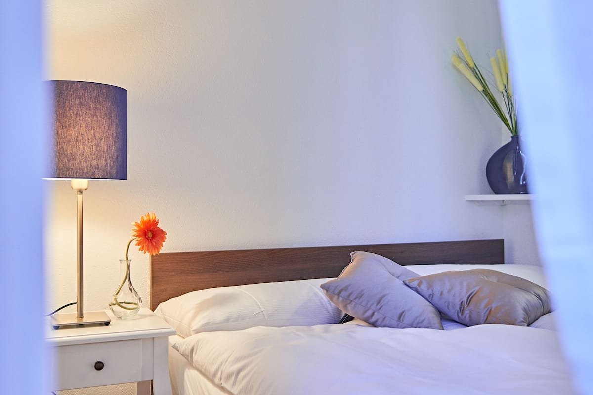 Double or Twin Room (incl. City Tax) | Meja, seterika/papan seterika, katil bayi/kot (percuma)