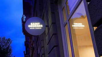 Un edificio con un cartel que dice 'SAINT GEORGES HOTEL ZURICH'.