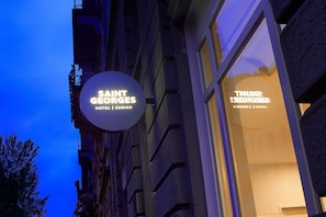 A building with a sign that reads 'SAINT GEORGES HOTEL ZURICH'. - Saint Georges Hotel (Zürich)