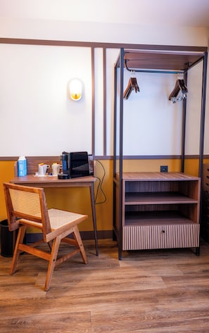 Mobiliari individual, escriptori i cortines opaques