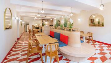 Frukostbuffé varje dag (EUR 18.00 per person)