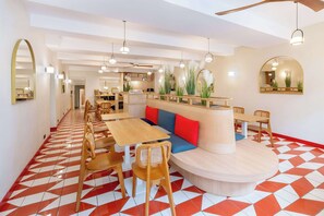 Se ofrece un desayuno bufé todos los días (por un coste adicional)