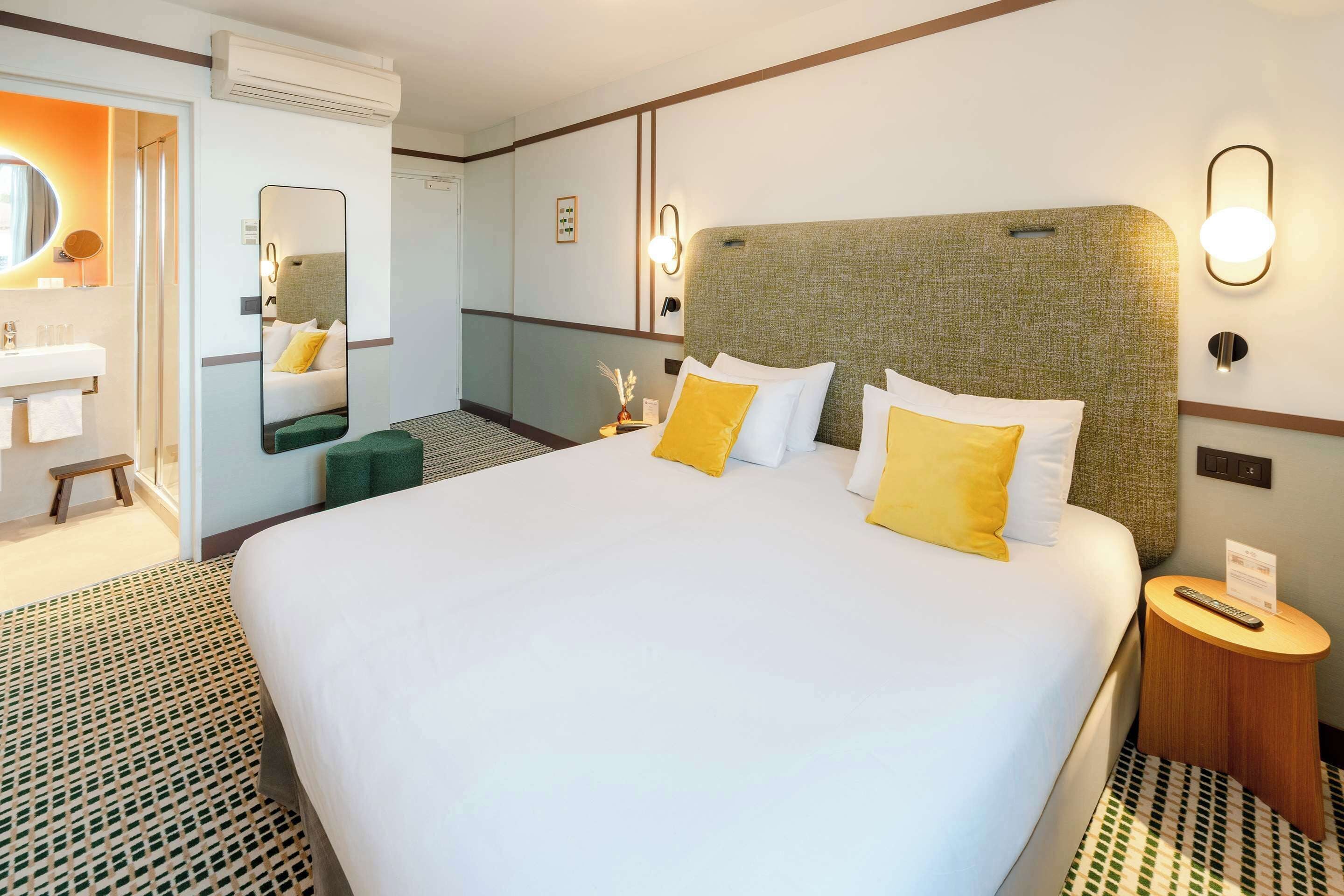 Individueel gemeubileerd, een bureau, verduisterende gordijnen