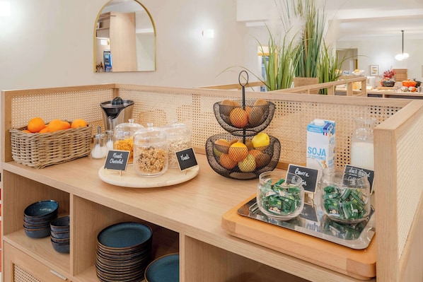 Petit déjeuner buffet (18.00 EUR par personne)