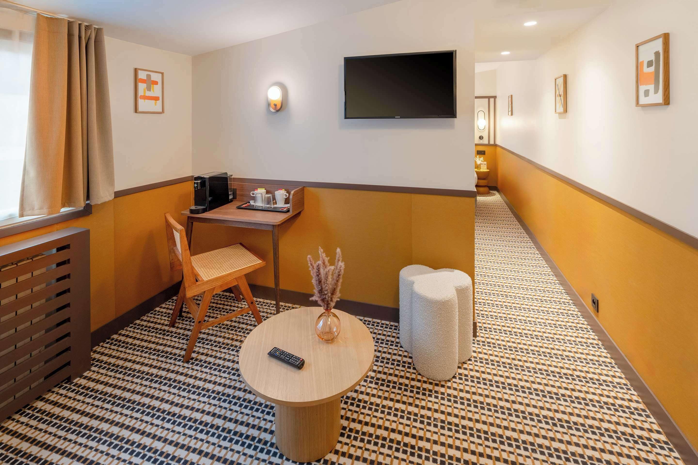 junior suite, 1 queen bed, non smoking (with sofabed) | 1 bedroom, individually furnished, desk, blackout curtains