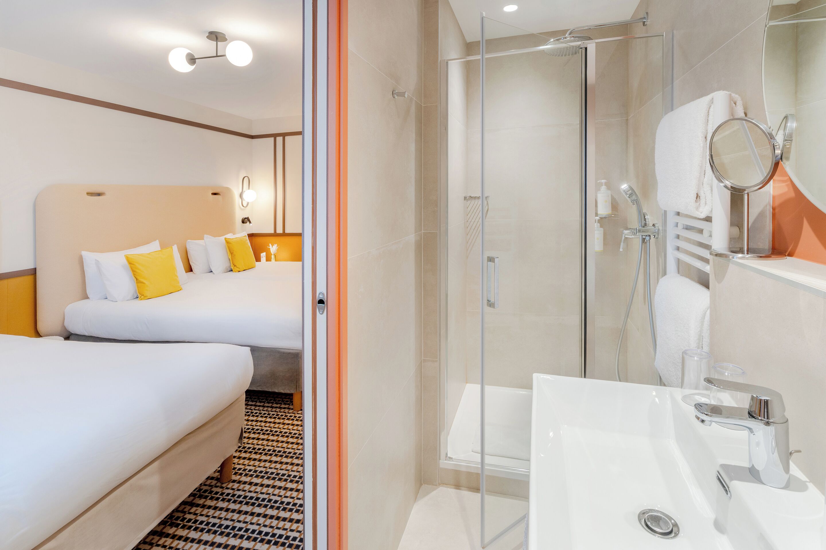 Une chambre d’hôtel avec un lit, une douche et un lavabo.