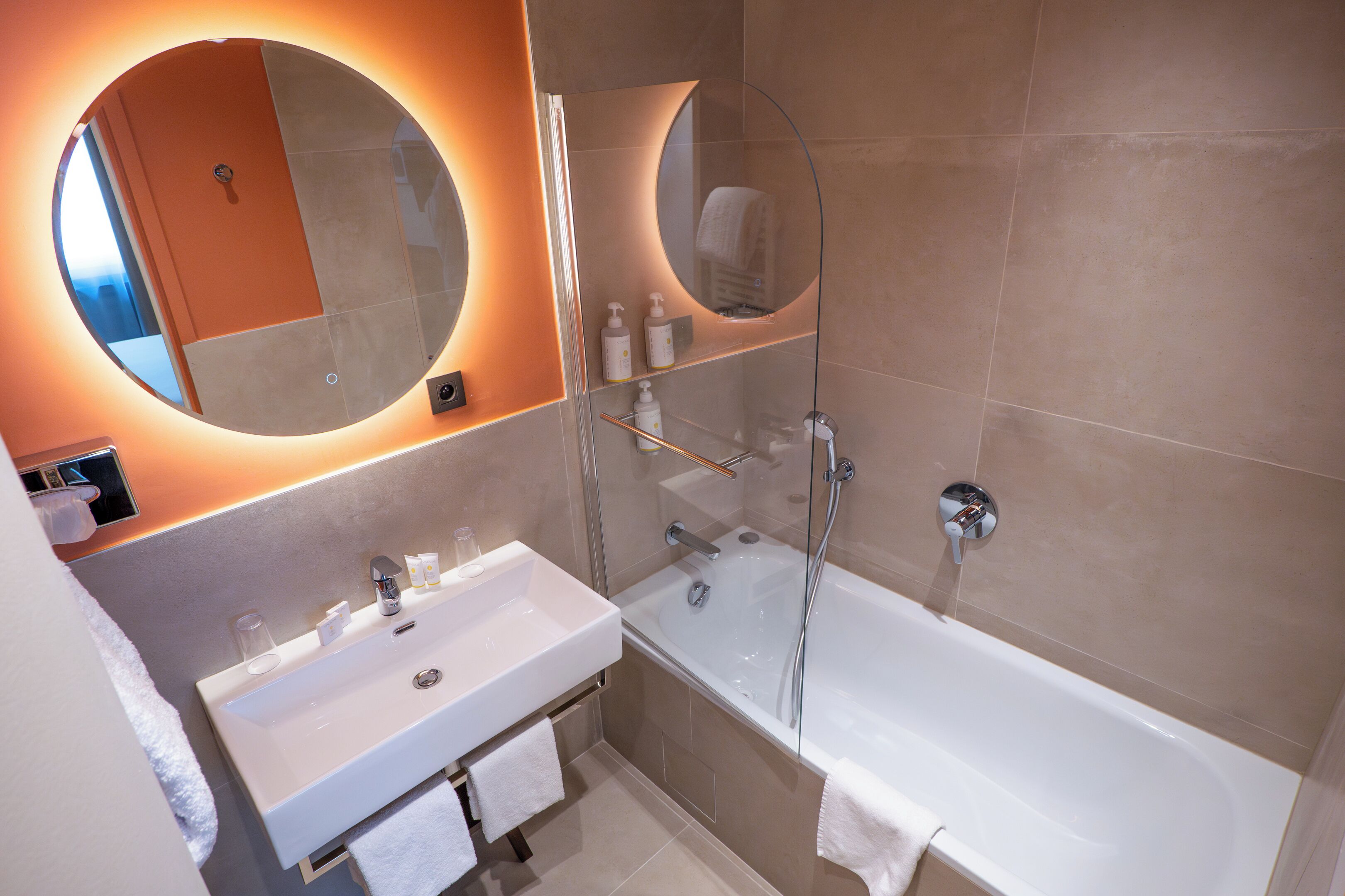 superior room, 1 king bed, non smoking | bathroom | hair dryer, towels