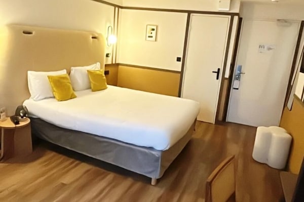 Muebles diferentes, escritorio y cortinas blackout