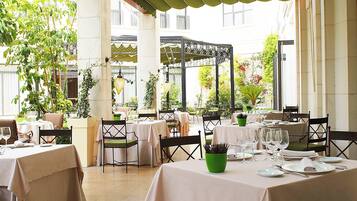 2 restaurants, breakfast served